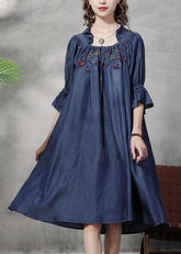 Vestido de seda de algodón bordado con volantes y arrugado en azul denim sencillo con mangas farol